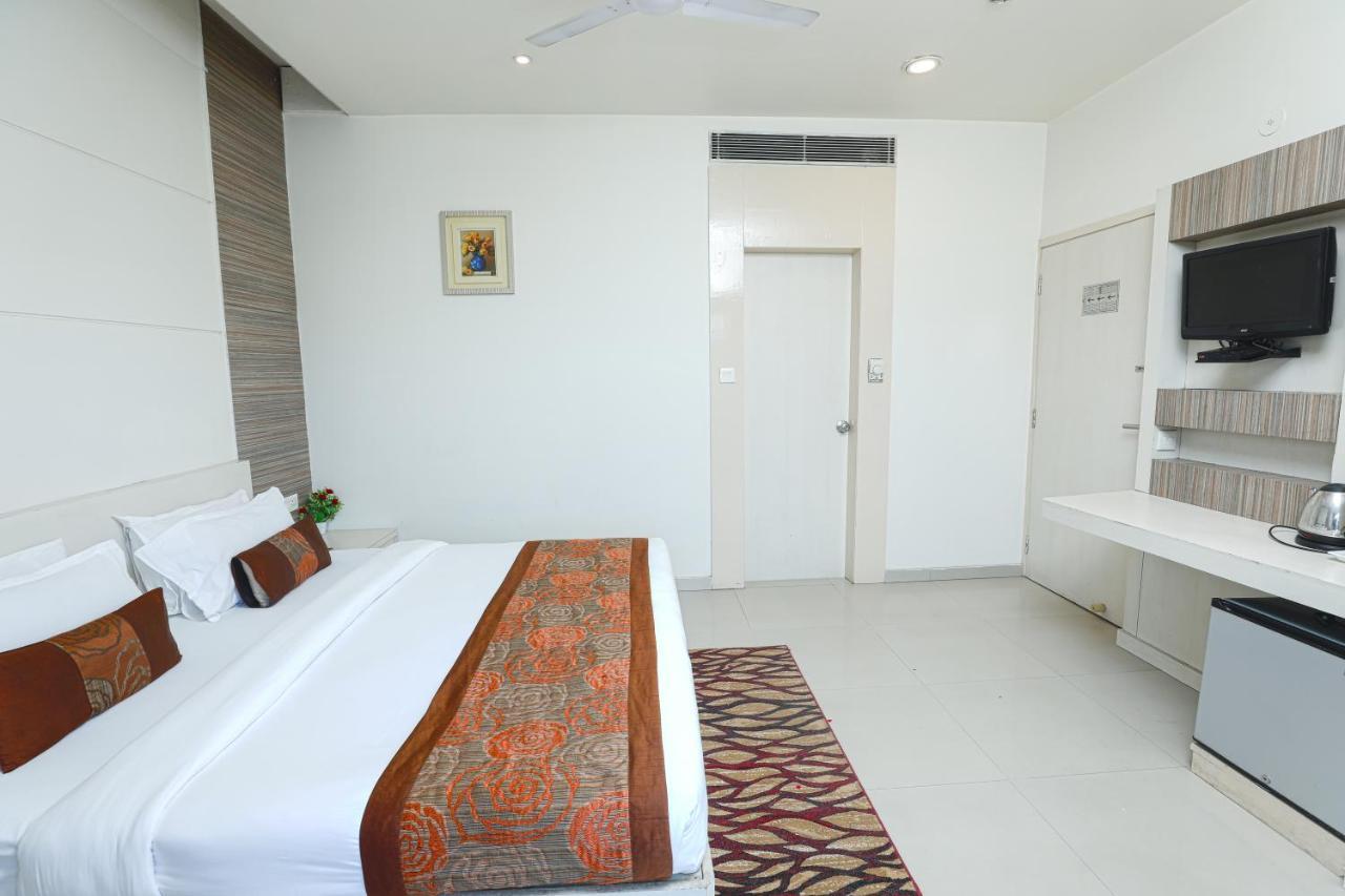 Hotel Le Castle Rudrapur Extérieur photo
