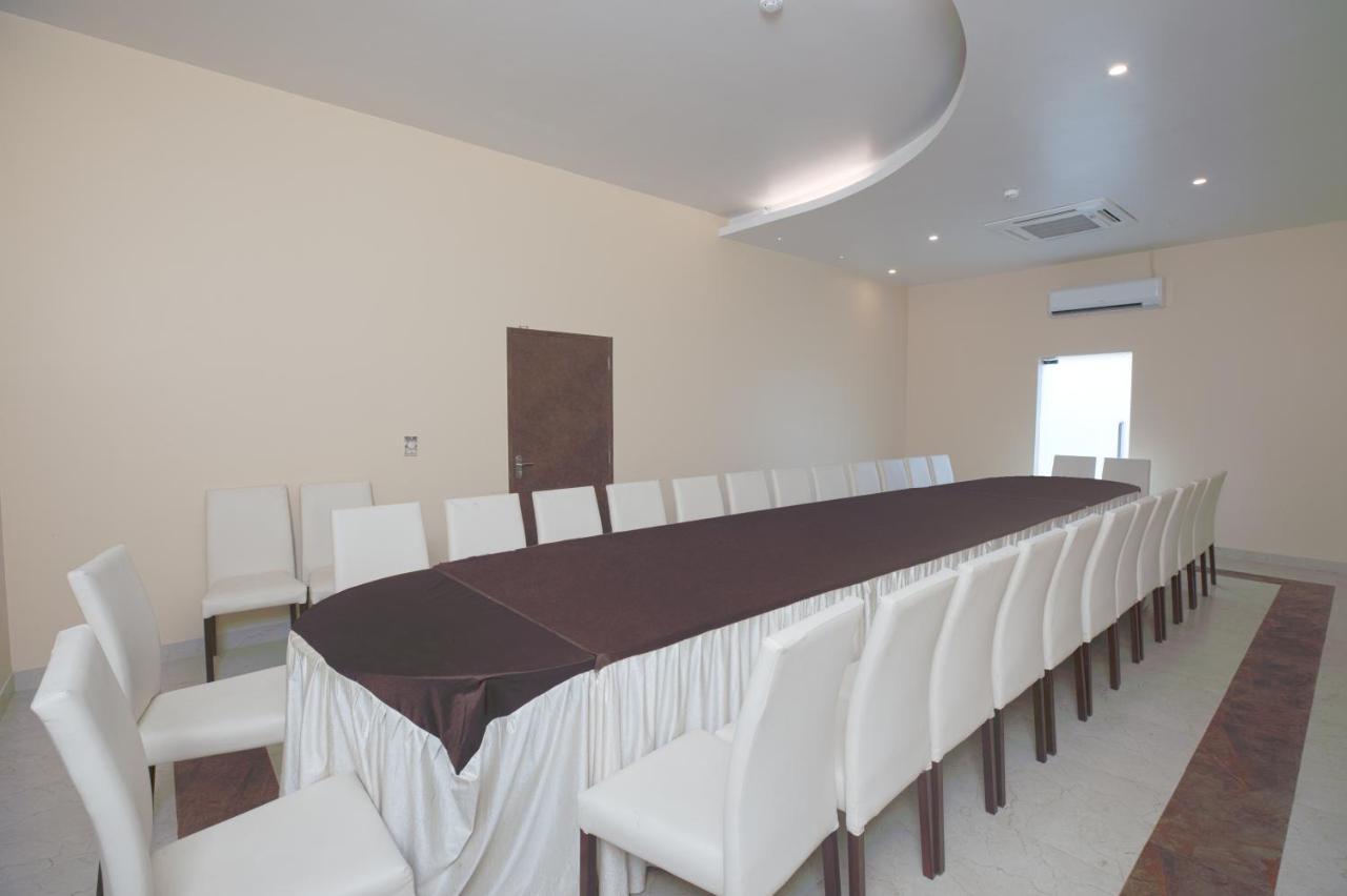 Hotel Le Castle Rudrapur Extérieur photo