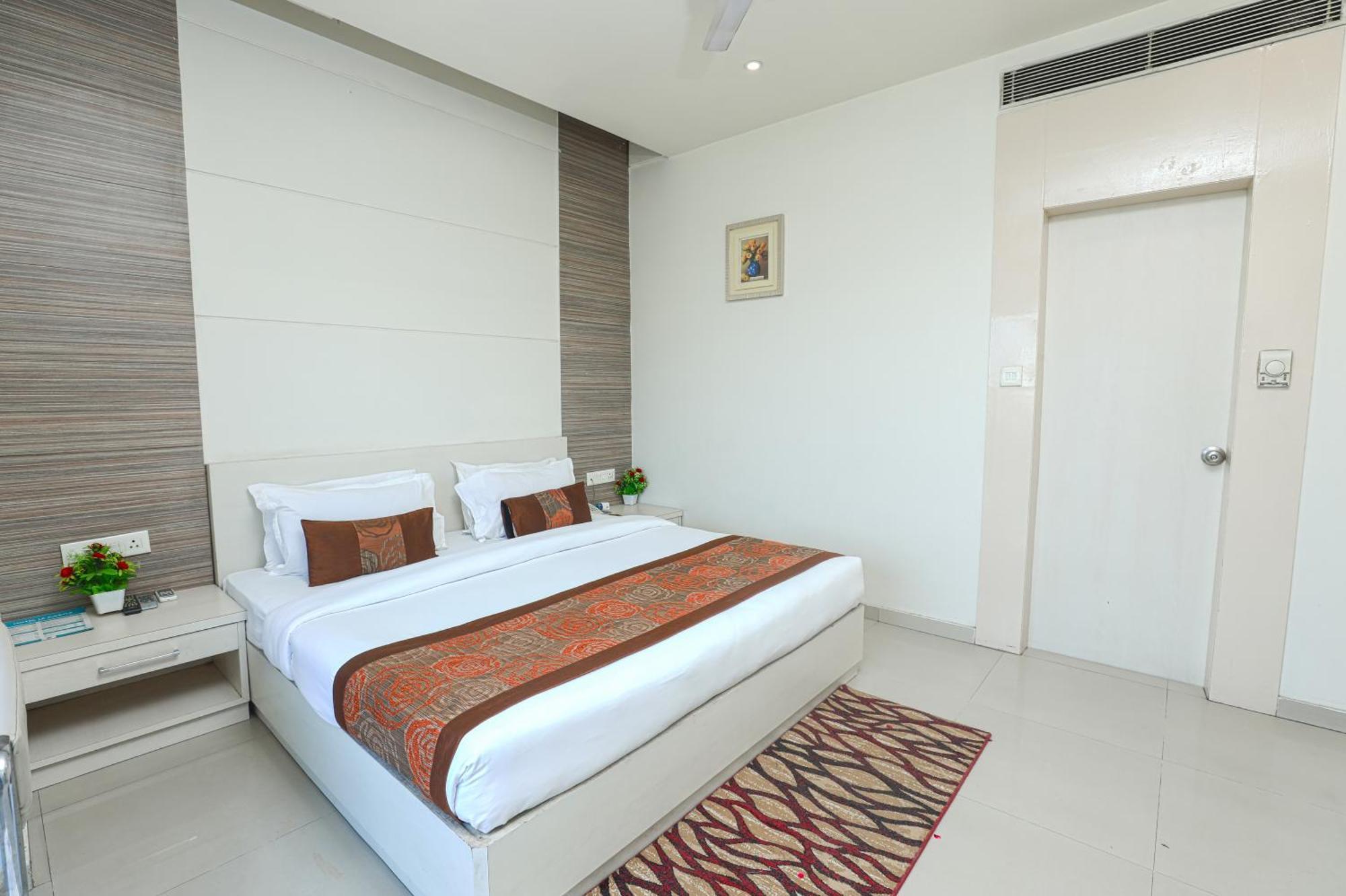 Hotel Le Castle Rudrapur Extérieur photo